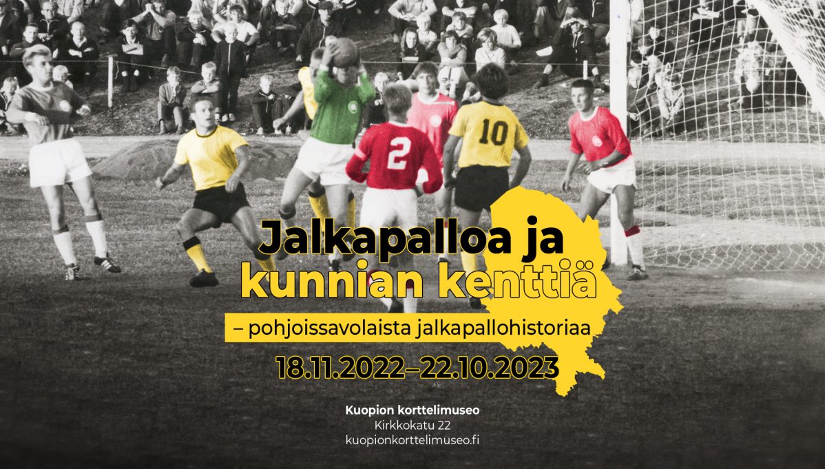Jalkapallo-näyttelyn julisteessa mustavalkoinen jalkapallokuva, jossa pelaajien paidat on väritetty joukkueen väreillä.