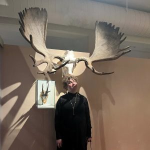Ilona Tuomi, naisen henkilökuva hirvensarvien alla