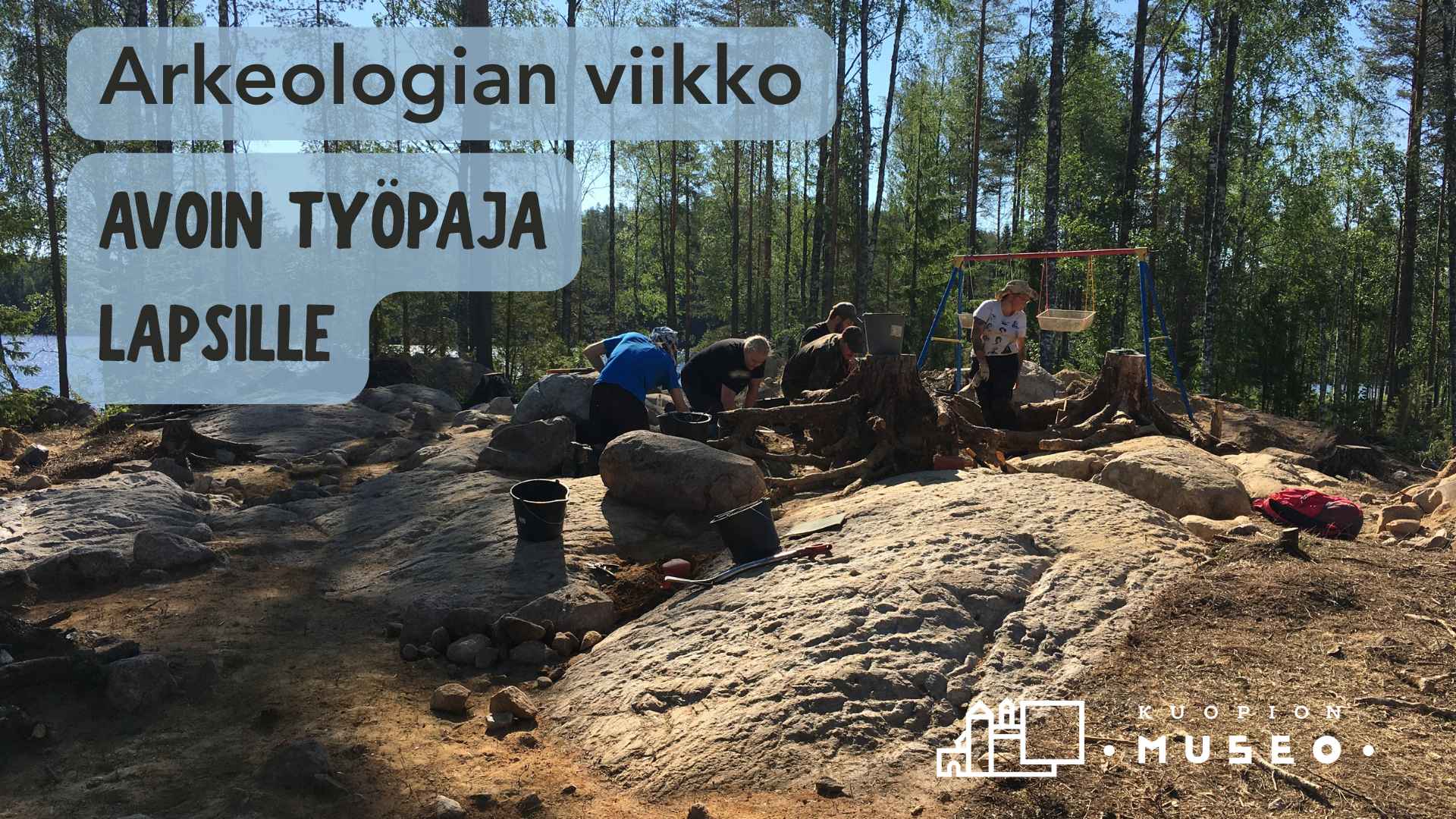 Arkeologeja kaivauksilla.