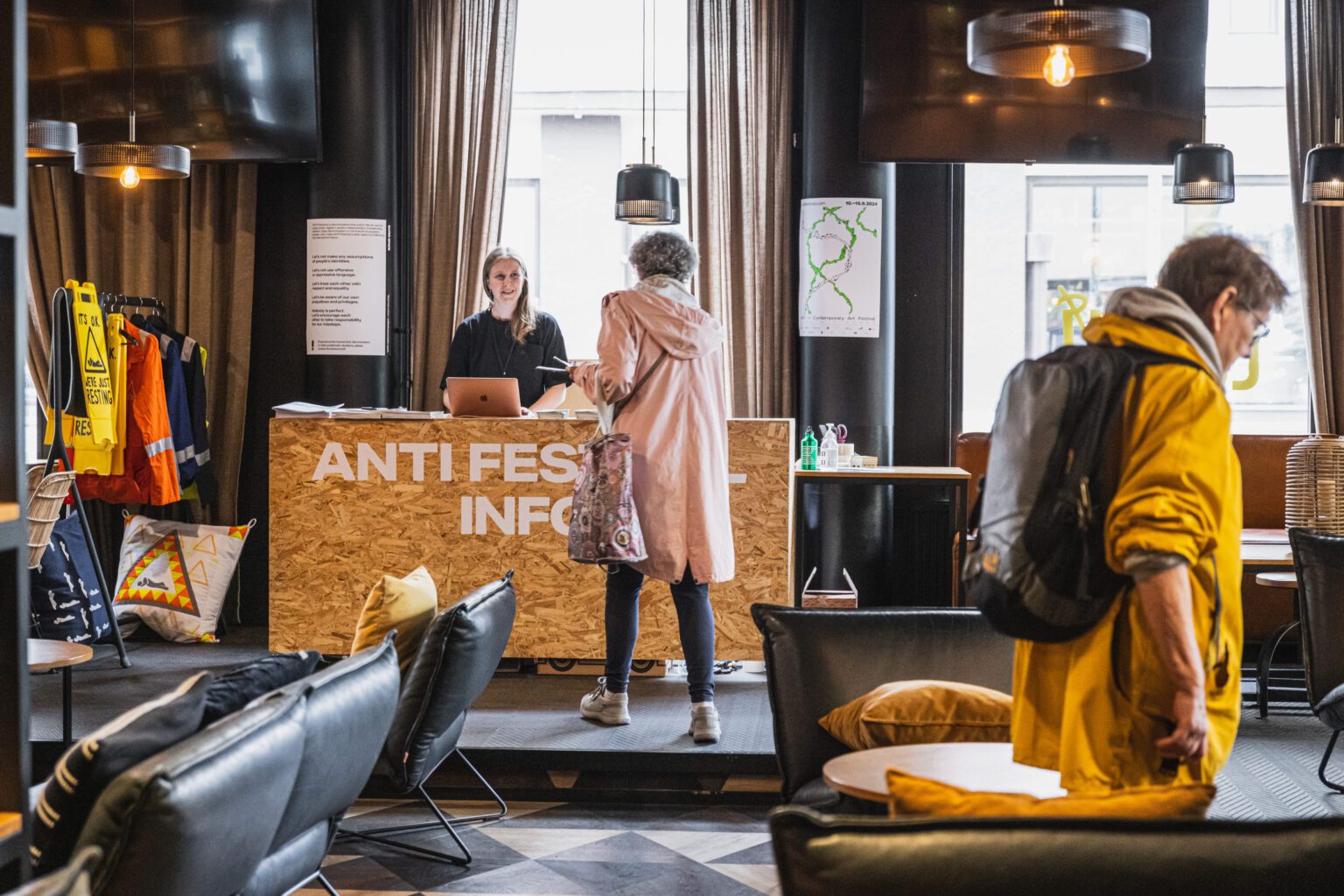 ihmisiä festivaali-infossa ja loungessa